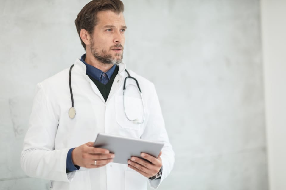 Pflegekraft bei der Arbeit – anerkannte Berufstätigkeit für die Medizin-Bewerbung