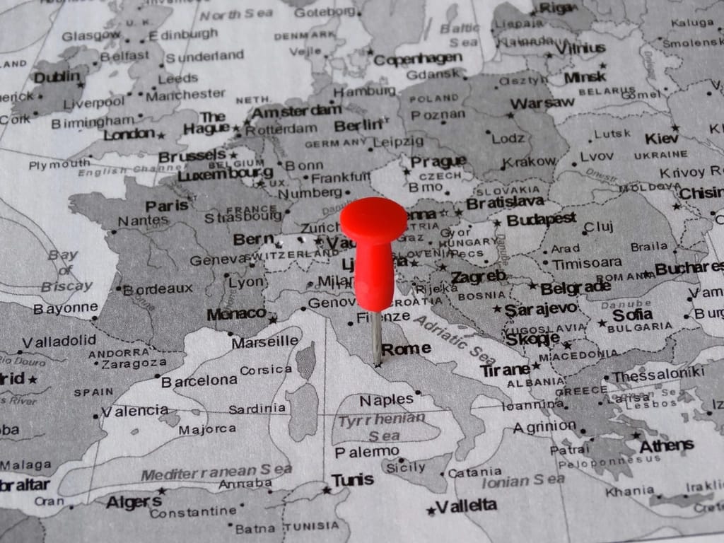 Rote Stecknadel markiert einen Studienort auf einer Landkarte
