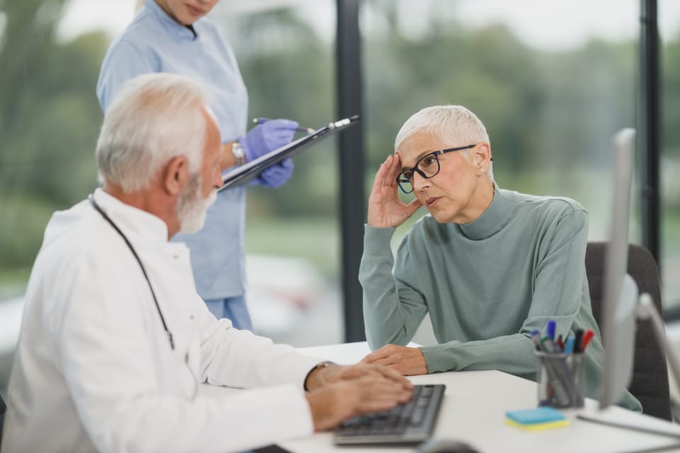 Studierende während einer Famulatur in der Klinik