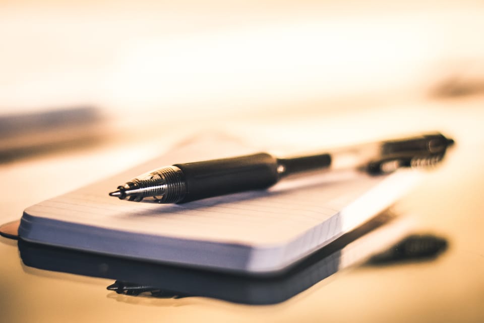 Notizbuch mit Stift – Symbolbild für Planung und Bewerbungsfristen