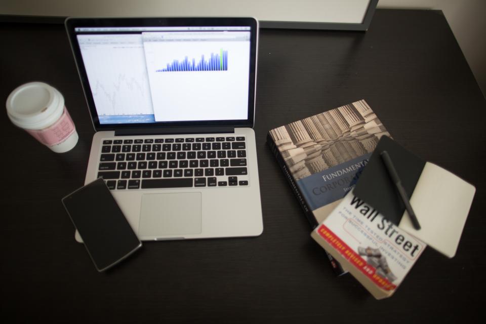 Laptop mit Balkendiagramm auf einem Schreibtisch als Sinnbild für die Chancenberechnung