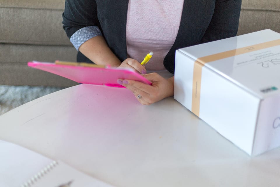 Person füllt eine Checkliste aus – Symbolbild für die Auswahlkriterien der Hochschulen