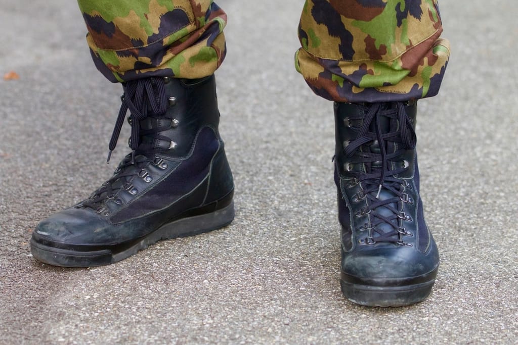 Einsatzstiefel und Tarnhose – Symbolbild für das Medizinstudium über die Bundeswehr