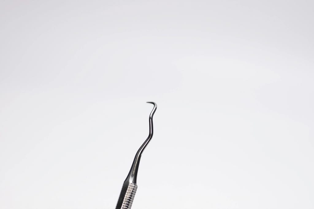 Zahnärztliches Instrument vor weißem Hintergrund – Symbolbild für manuelle Eignungstests