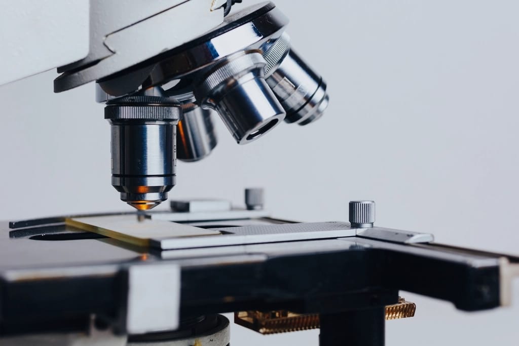 Mikroskop im Labor – Symbolbild für naturwissenschaftlich erweiterte Medizinertests